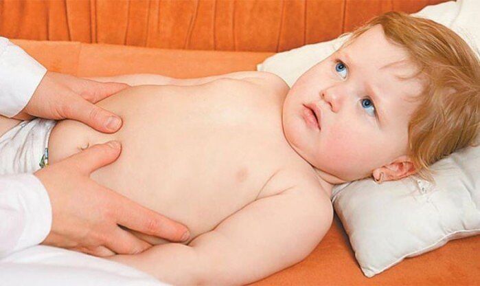 Детето се притеснява от болка в тазобедрената става, причинена от епифизиолиза